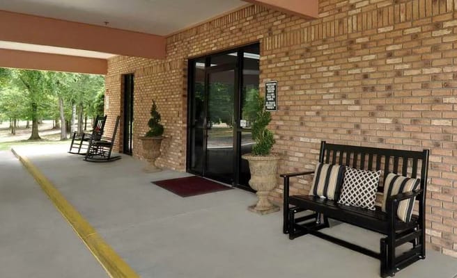 Entrance area with rocking chairs and plants