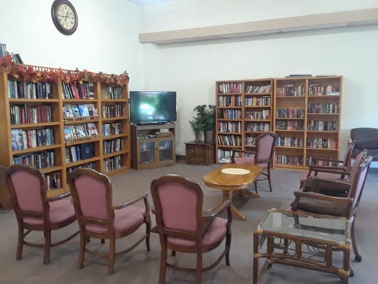 Common area with bookshelves and seating