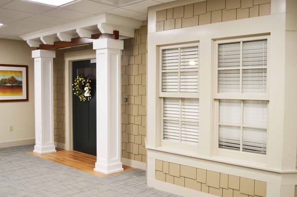 Interior hallway with decorative entryway and wall