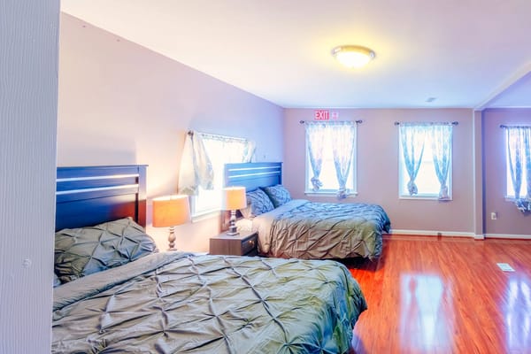 Private double room with two beds and windows