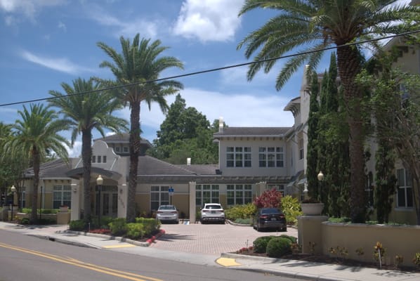 Exterior view of The Estate At Hyde Park with palm trees