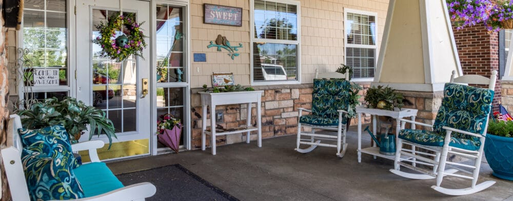 Entrance area with rocking chairs and decorations