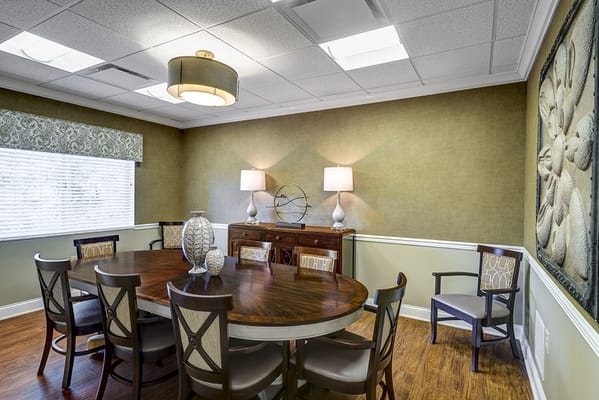 Interior view of a dining room with a round table and chairs