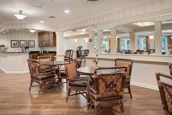 Cozy dining area with tables and chairs in Sunrise At Parma