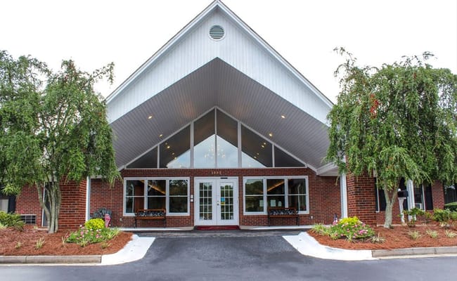 Exterior view of Oaks at Conyers facility entrance