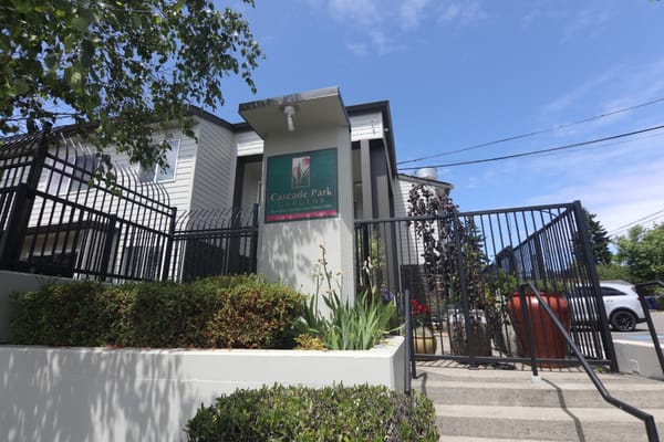 Entrance sign of Cascade Park Gardens surrounded by greenery