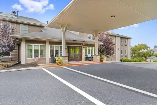 Front entrance of Rittenhouse Village at Muhlenberg with covered area
