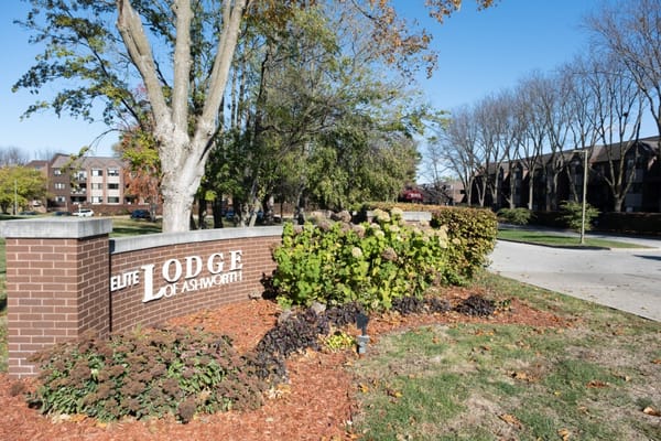 Entrance sign of Elite Lodge of Ashworth with landscaping