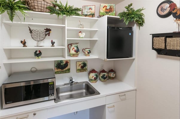 A kitchenette area with decor and appliances
