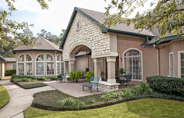 Exterior view of Carriage Inn Conroe's patio area