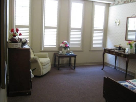 Cozy interior room with natural light and flowers