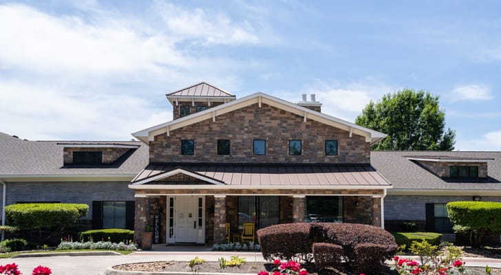 Exterior view of Heritage Oaks Assisted Living building