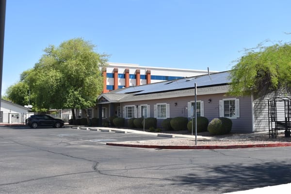 Exterior view of Paradise Valley Senior Living facility