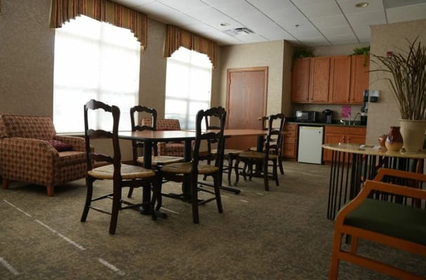 Cozy dining room with tables and chairs in Magnolia Ridge Assisted Living Facility