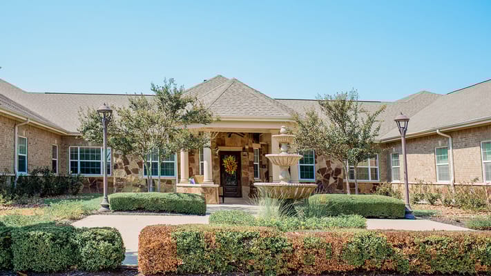 Front entrance of Autumn Leaves of Georgetown with landscaping and fountain