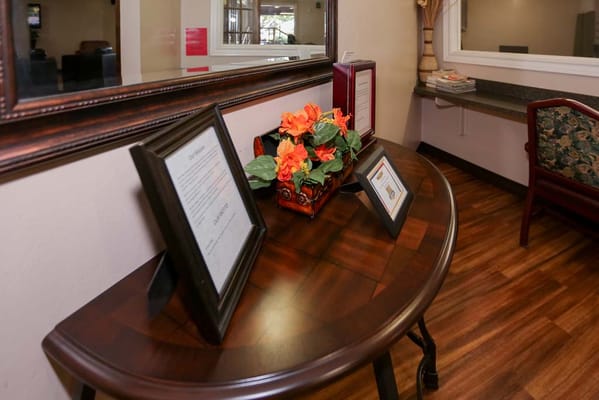 Decorative table with flowers and frames in the facility lobby