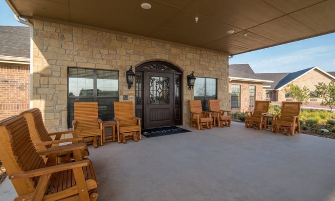Entrance area with seating in front of the facility