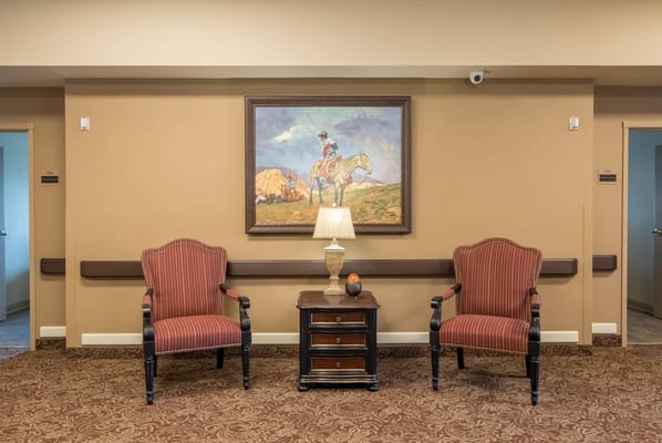 Cozy seating area with two chairs and a lamp