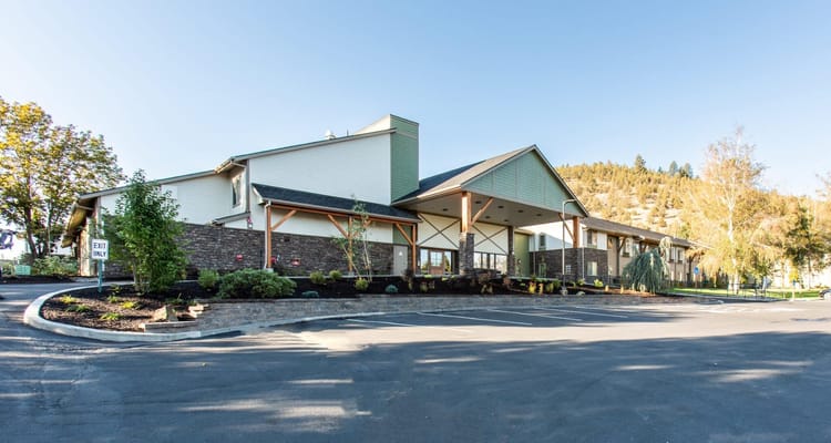 Exterior view of Cascades of Bend Retirement Community
