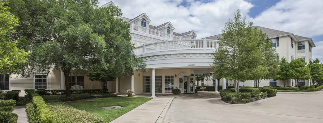 Exterior view of Bloom at Bossier with landscaping