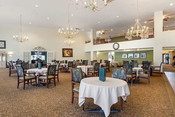 Dining room with tables and chairs set up