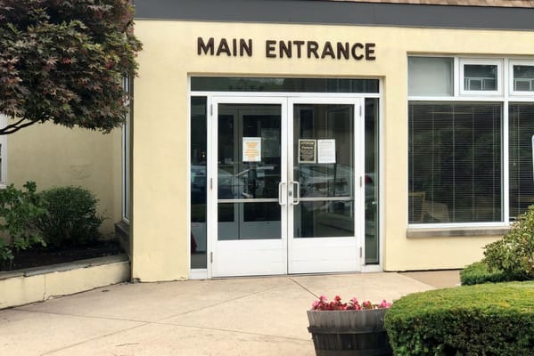 Main entrance of Countryside Manor of Bristol.