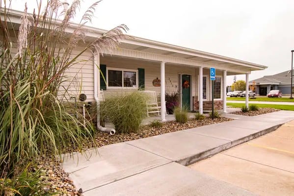 Front entrance of Edgewood Fremont senior living facility