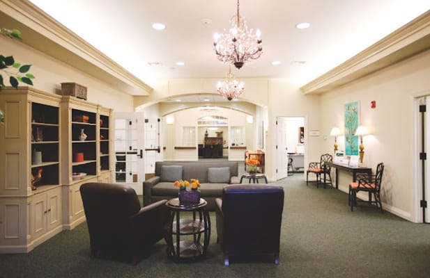 Common area with seating and bookshelves at Nye Legacy