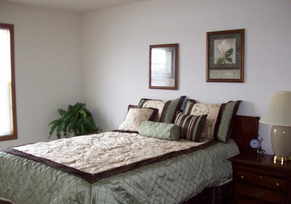 Well-decorated bedroom with a bed and bedside lamp