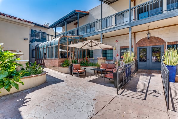 Outdoor seating area in the courtyard of Villas by Astoria Park.