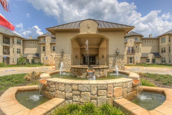 Front entrance of Arabella of Longview with fountain