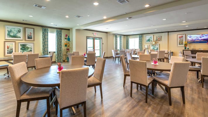 Bright dining room with ample seating and decor