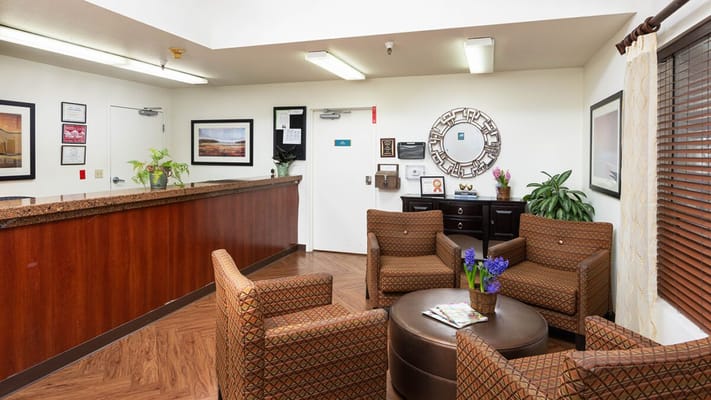 Common area with seating and decor in the facility