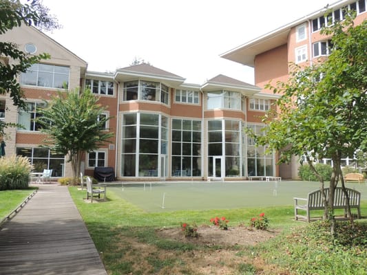 Exterior view of Baywoods of Annapolis with outdoor seating