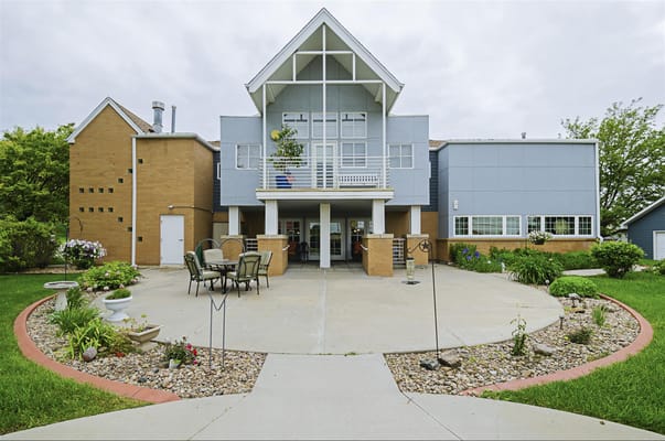 Exterior view of Cambridge Court Assisted Living facility