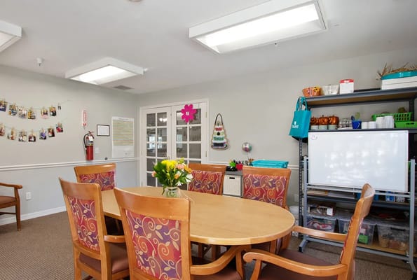 Common activity room with a round table and decorations