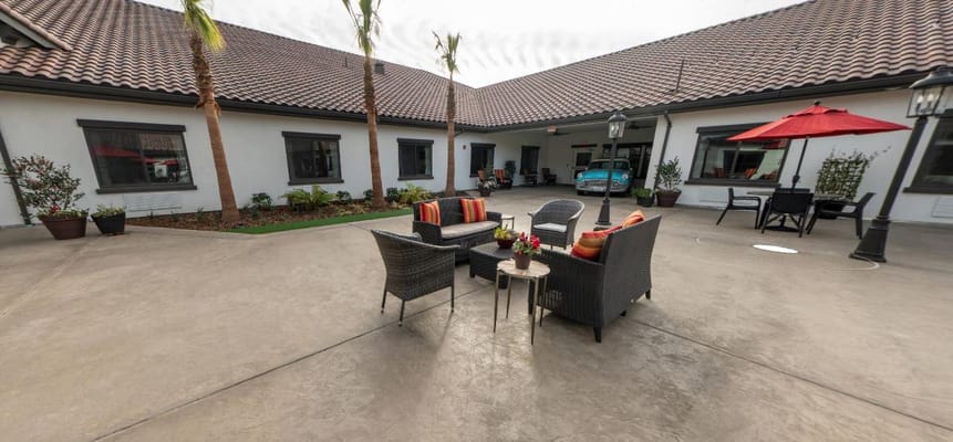 Outdoor seating area with chairs and a table in the courtyard