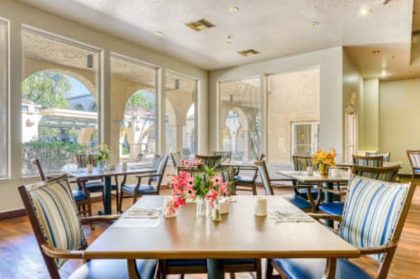 Dining area with tables and flowers at Dakota Heritage House