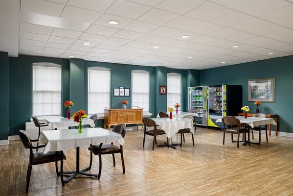 Bright dining area with tables and flowers