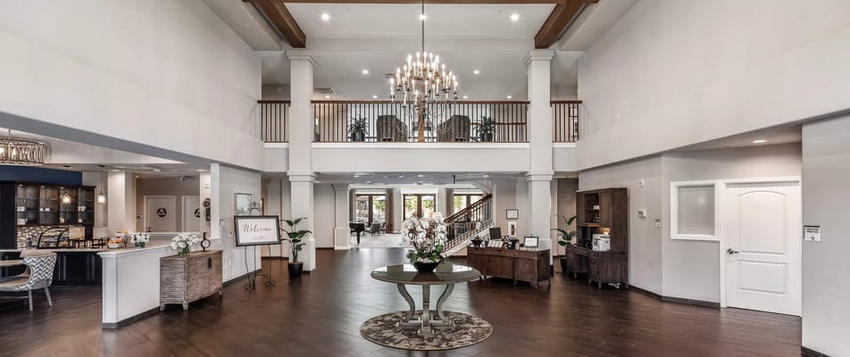 Spacious lobby area with a chandelier and seating at Santianna
