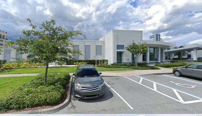 Exterior view of Solaris Healthcare Celebration with cars parked in front