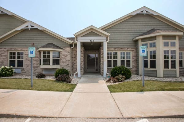 Exterior view of Sunset Ridge Jefferson facility entrance