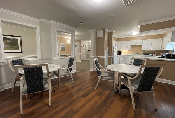 A cozy common area with tables and chairs