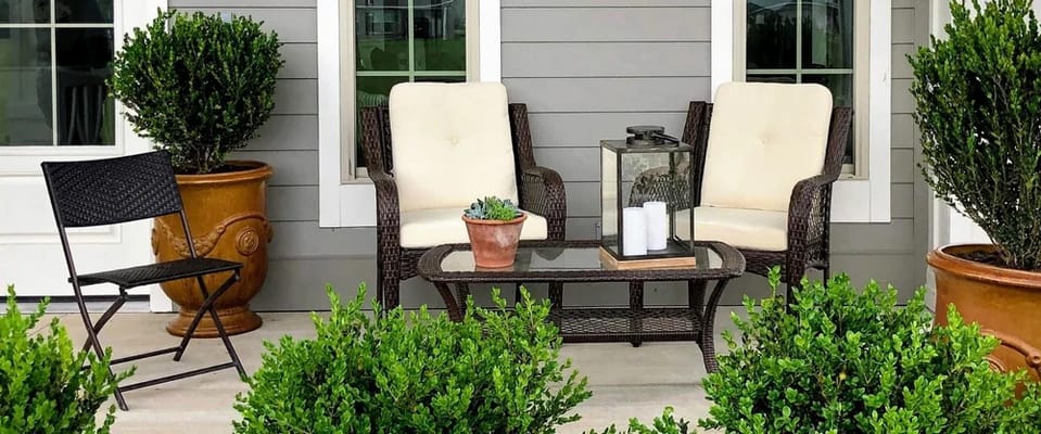 Outdoor seating area with plants and chairs