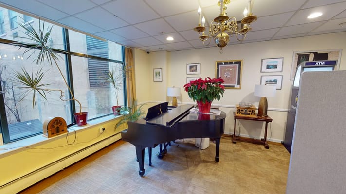 Interior common area with a piano and decoration