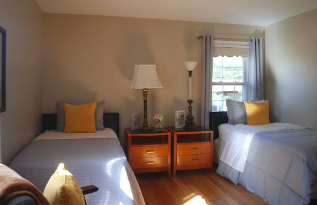 Cozy double room with beds and lamps