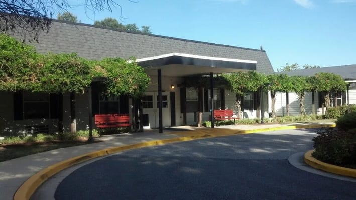 Front entrance of Autumn Lake Healthcare at Crofton