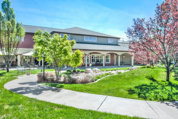 Exterior view of Avamere at Mountain Ridge with landscaped garden