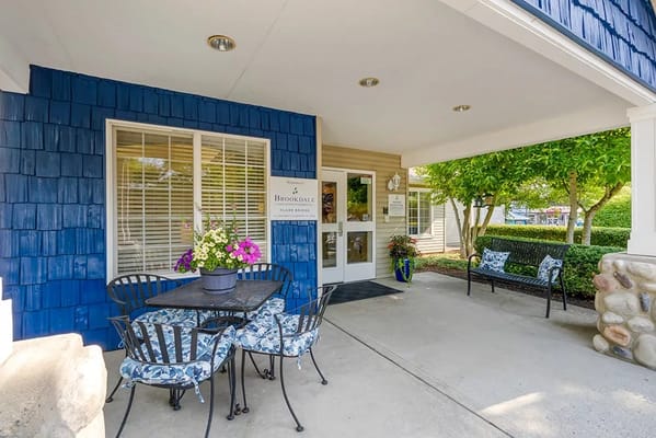 Exterior entrance of Brookdale Vancouver Stonebridge with seating