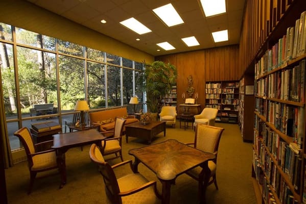 Cozy common area library with bookshelves and seating